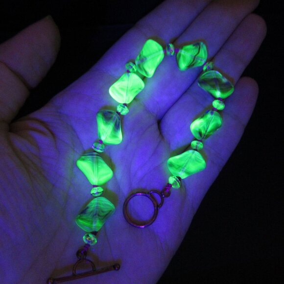 Uranium glass bracelet - Picture 10 of 10